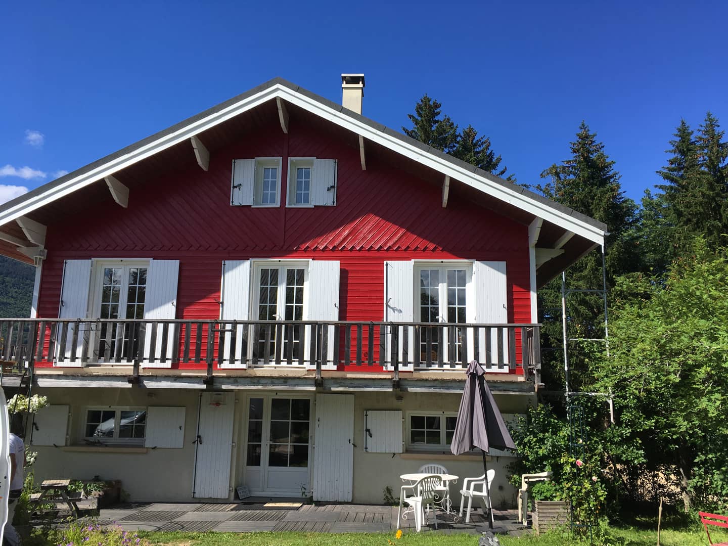 Peinture extérieure sur bardage bois et volets à Lans-en-Vercors (après travaux)